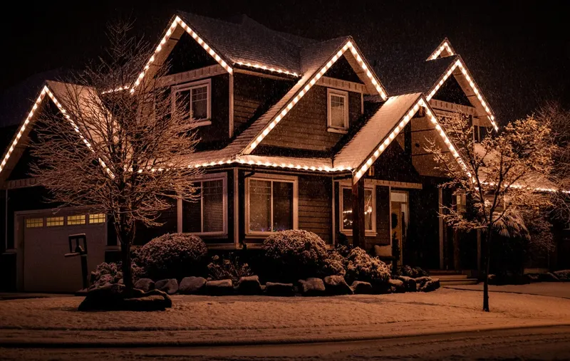 Roofline lit with C9 LEDs, example 1