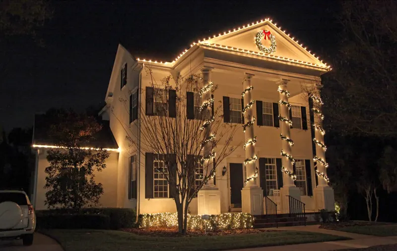Roofline lit with C9 LEDs, example 2