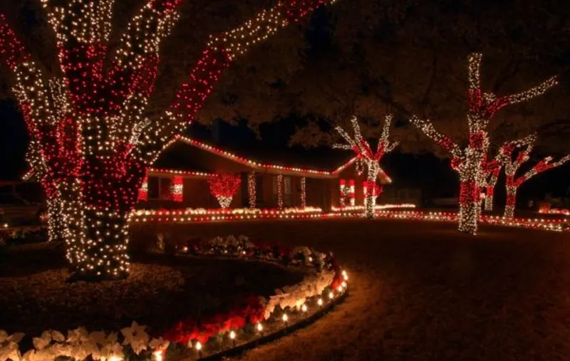 Roofline lit with C9 LEDs, example 1