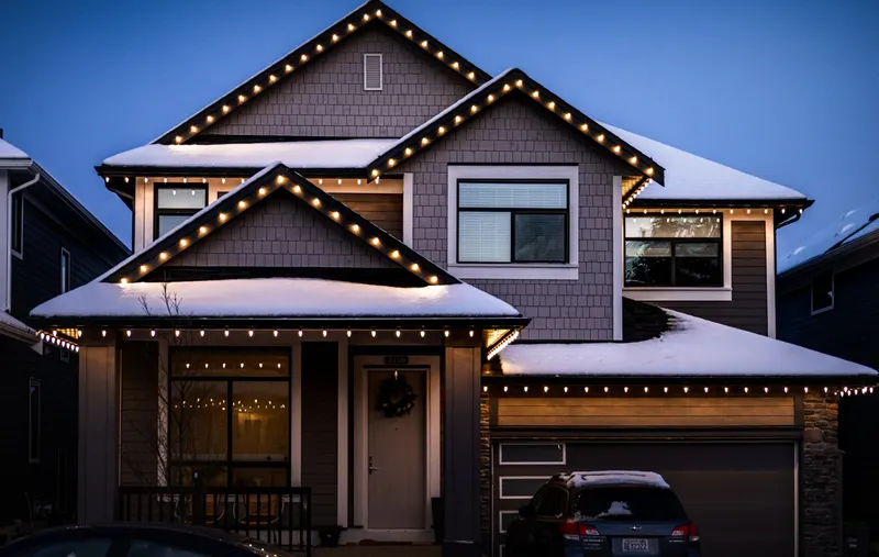 Roofline lit with C9 LEDs, example 3