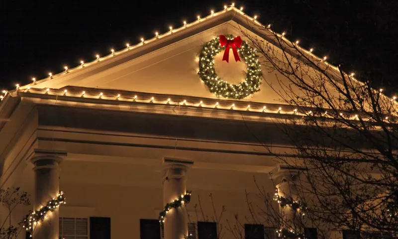Roofline lit with C9 LEDs, example 3